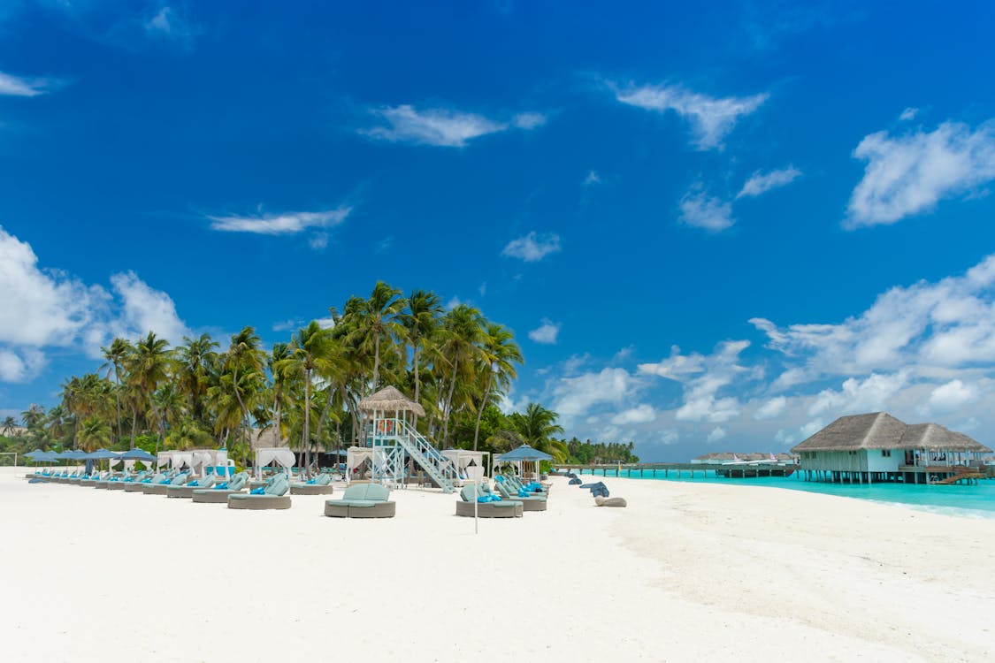 Kostenloses Stock Foto zu badeort, blauer himmel, bungalow