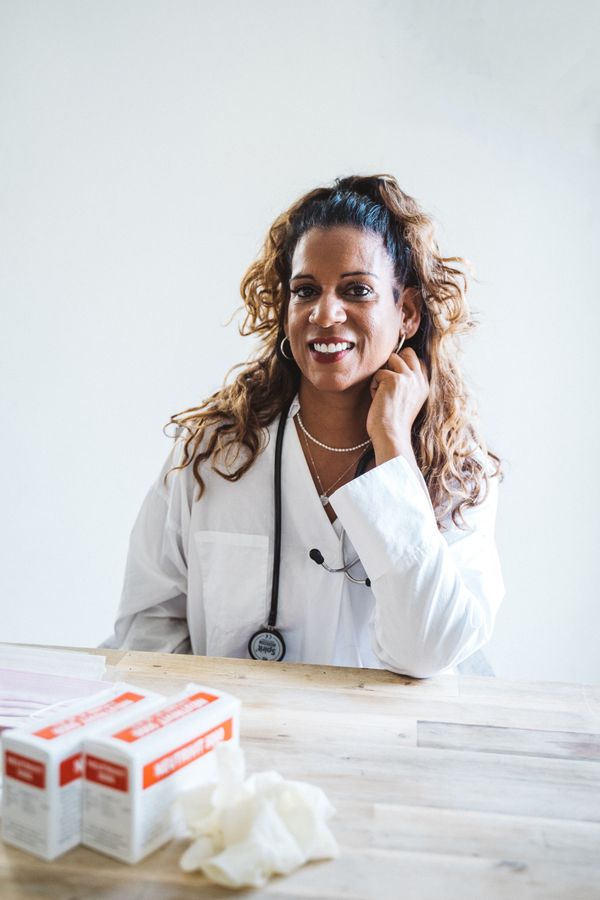 Retrato de una doctora sonriendo con bata blanca