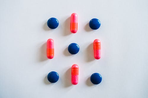 Gratis arkivbilde med blå piller, hvit bakgrunn, kapsler