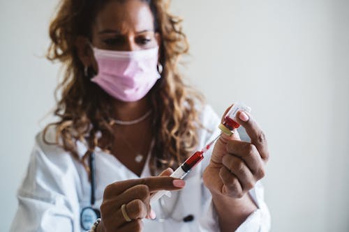 Photos gratuites de ampoule, arrière-plan blanc, docteur