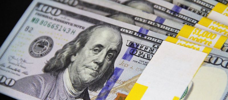 米ドル紙幣が積み上げられたイメージ写真。累積債務40兆ドル突破の重さを視覚的に表現