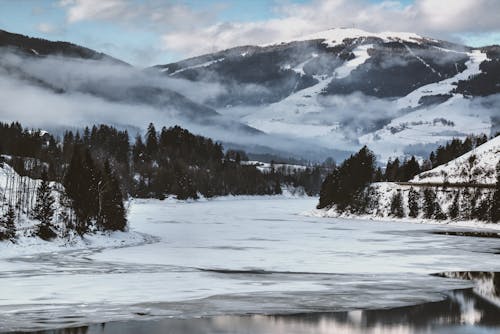 Montagnes Couvertes De Neige