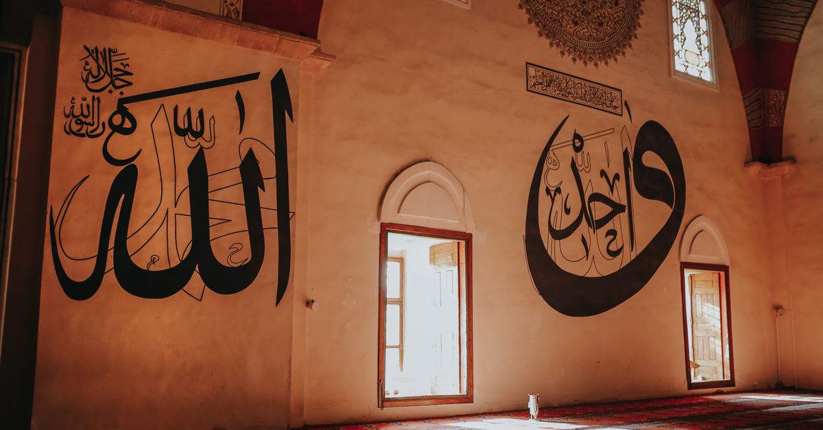 Arabic Script on a Wall and Interior with Carpet · Free Stock Photo