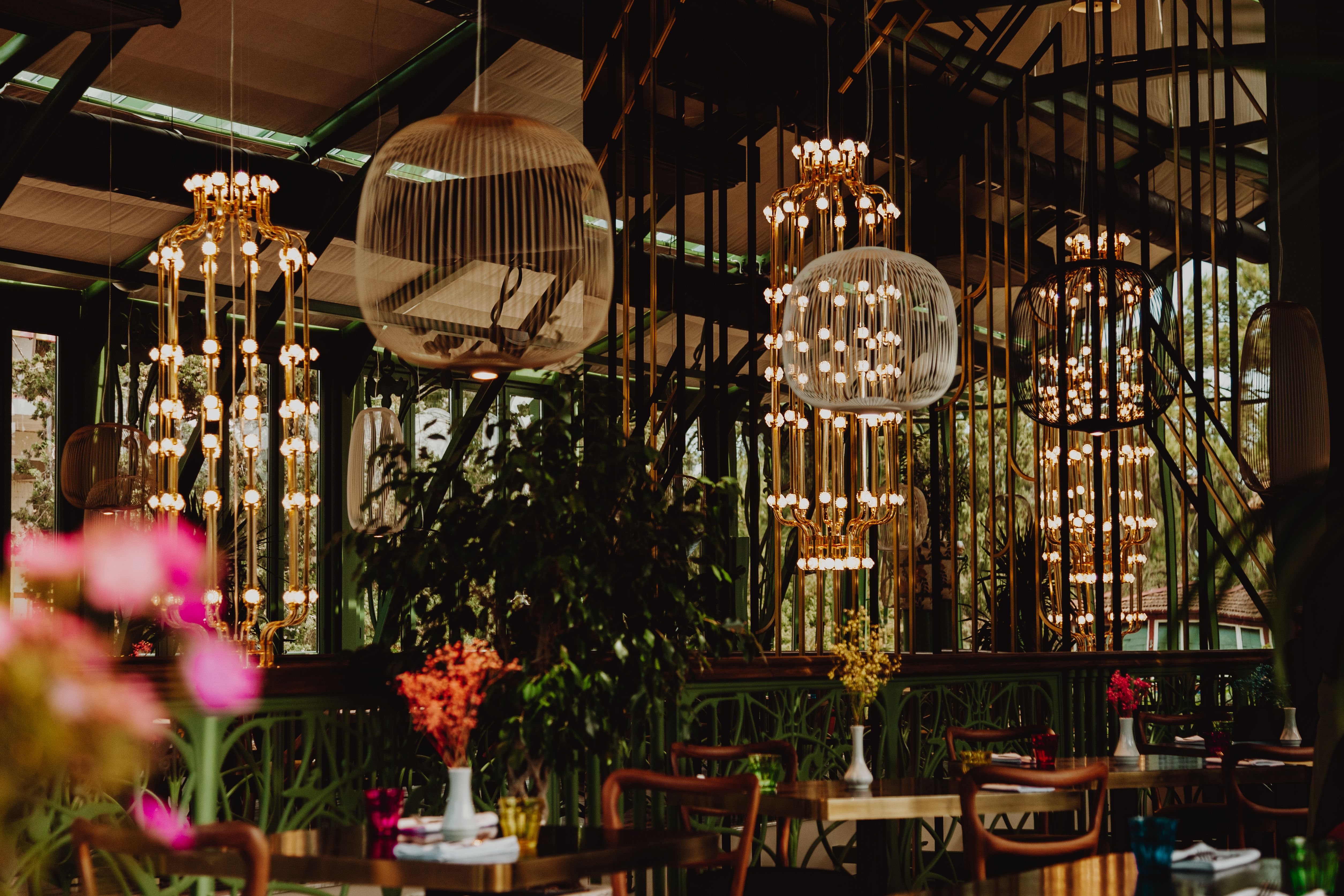 Designerleuchte in modernem Interieur