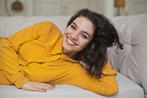 Mulher Em Blusa Amarela Com Botões