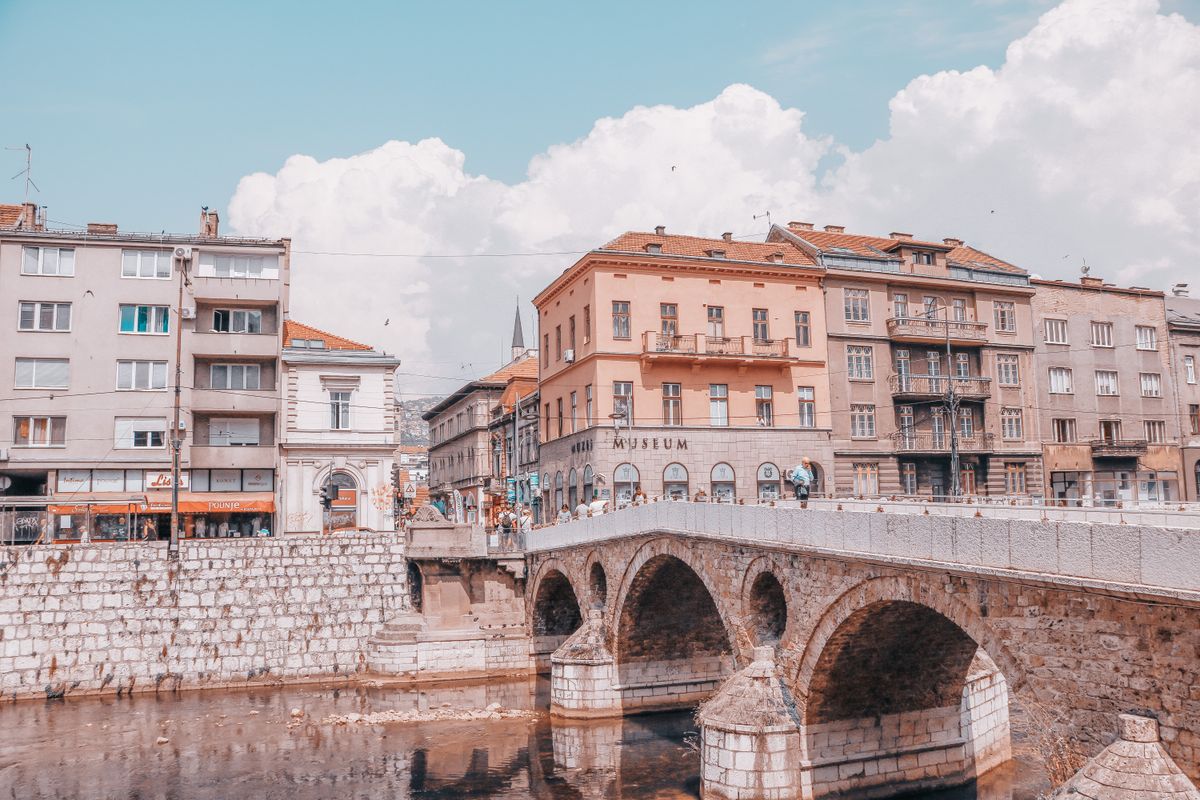 Podul Latin din Sarajevo și clădirile istorice de pe malul Miljackăi