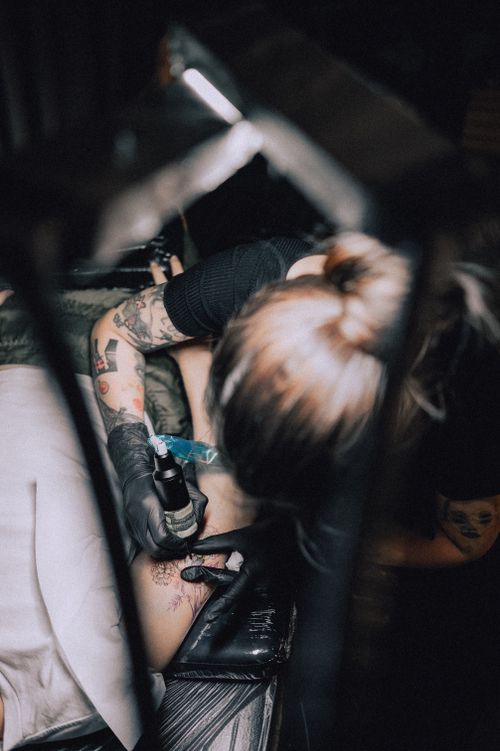 Free A tattoo artist in action with focus on the tattoo gun and ink, capturing the intricate details. Stock Photo