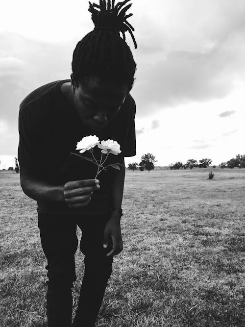 Fotobanka s bezplatnými fotkami na tému biele kvety, černoch, dredy
