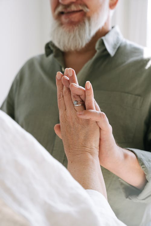 Fotos de stock gratuitas de amor, cogidos de la mano, de cerca