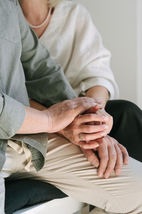 Free Close-up of a couple holding hands, symbolizing love and togetherness in a serene setting. Stock Photo