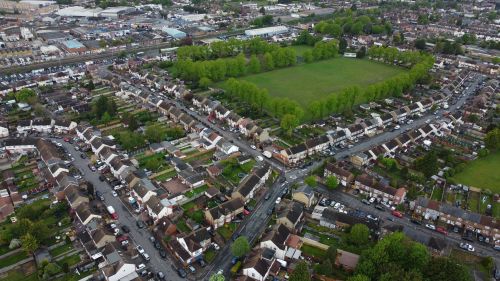 Free Aerial view of suburban residential area in Luton, showcasing houses and greenery. Stock Photo