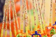 特写镜头展示了一根充满活力的串珠玩具魔杖，手柄色彩缤纷