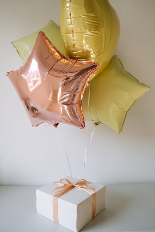 Foto de stock gratuita sobre caja de regalo, cumpleaños, detalles, globos,  tiro vertical