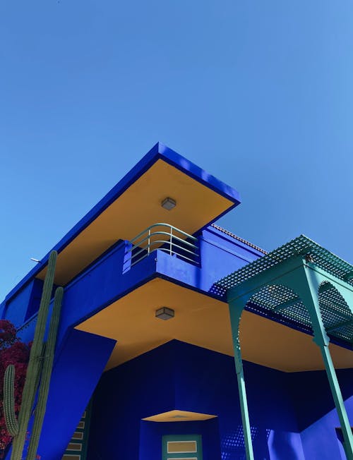 Kostenloses Stock Foto zu architektur, blau-gelb, blauer himmel