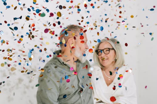 Gratis stockfoto met bejaarden, blij, confetti