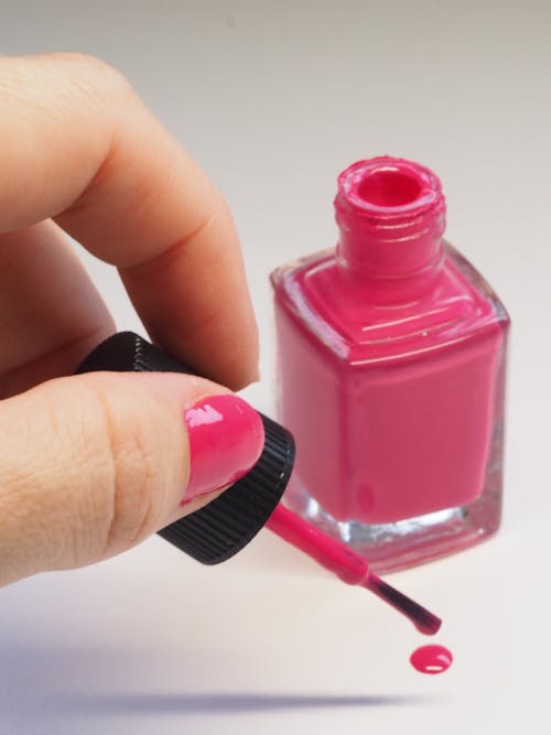 Розовая бутылка для лака для ногтей
