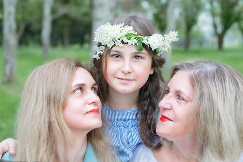 anne, beraber, çelenk içeren Ücretsiz stok fotoğraf