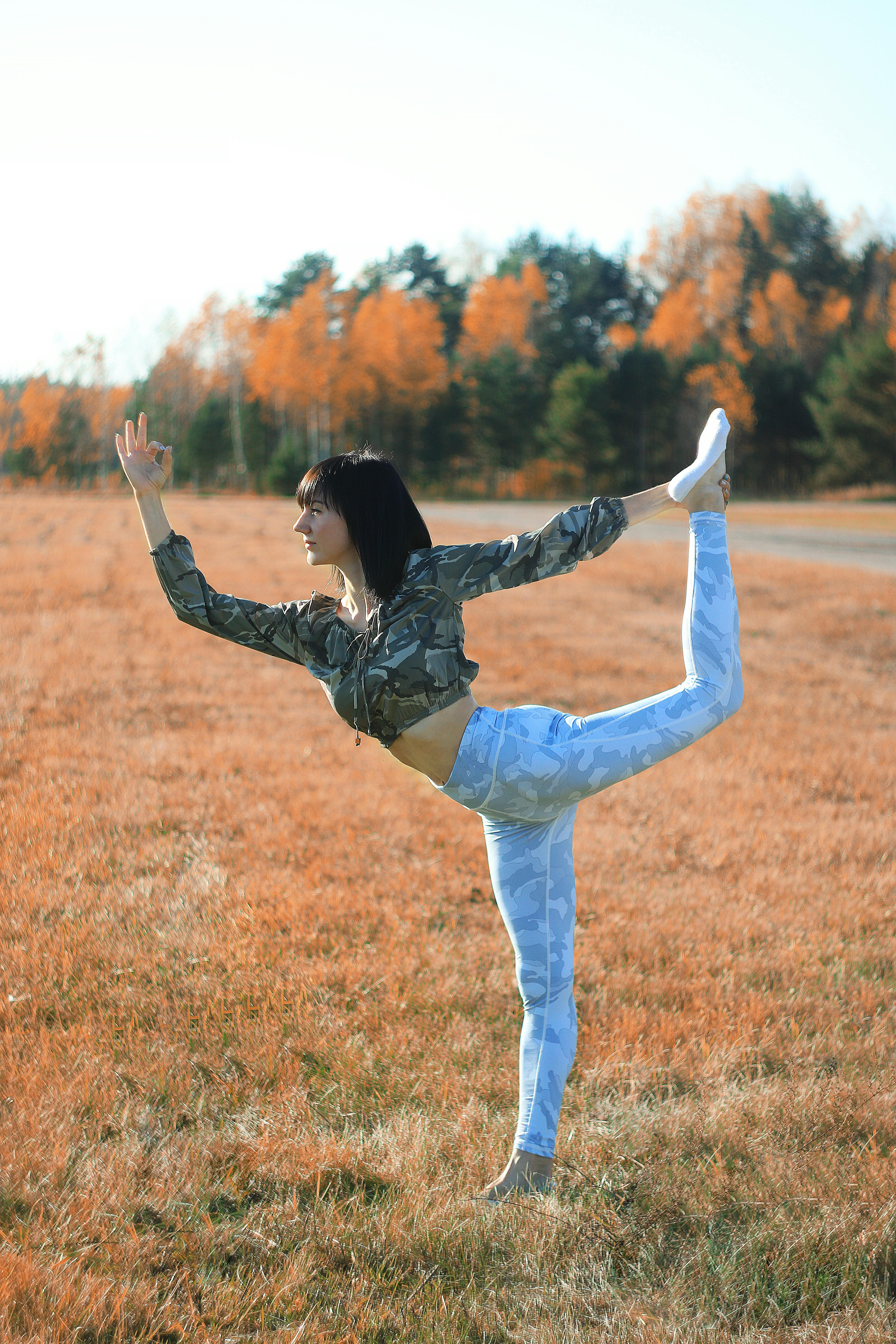 Apto mulher praticando Yoga imagem vetorial de stockgiu© 247752022