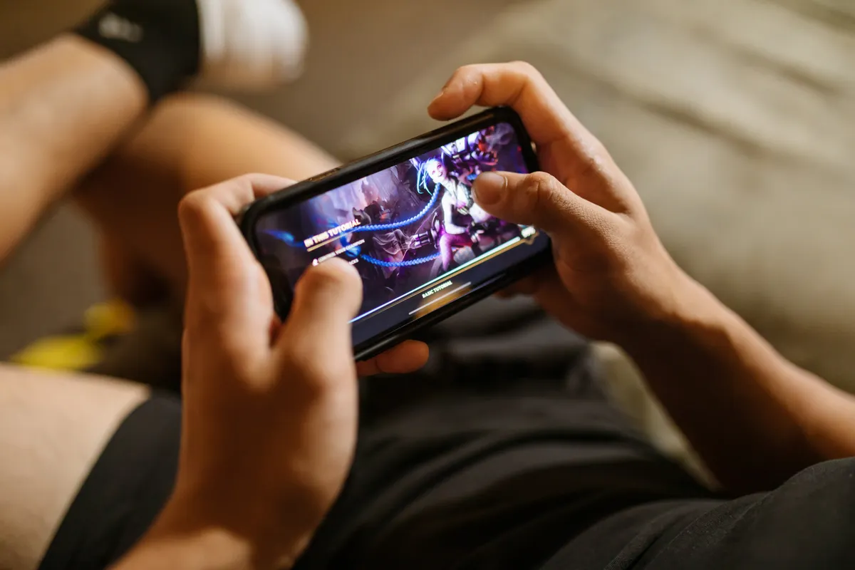 Close up layar smartphone gaming menampilkan grafis AMOLED tajam warna vivid untuk gaming kompetitif