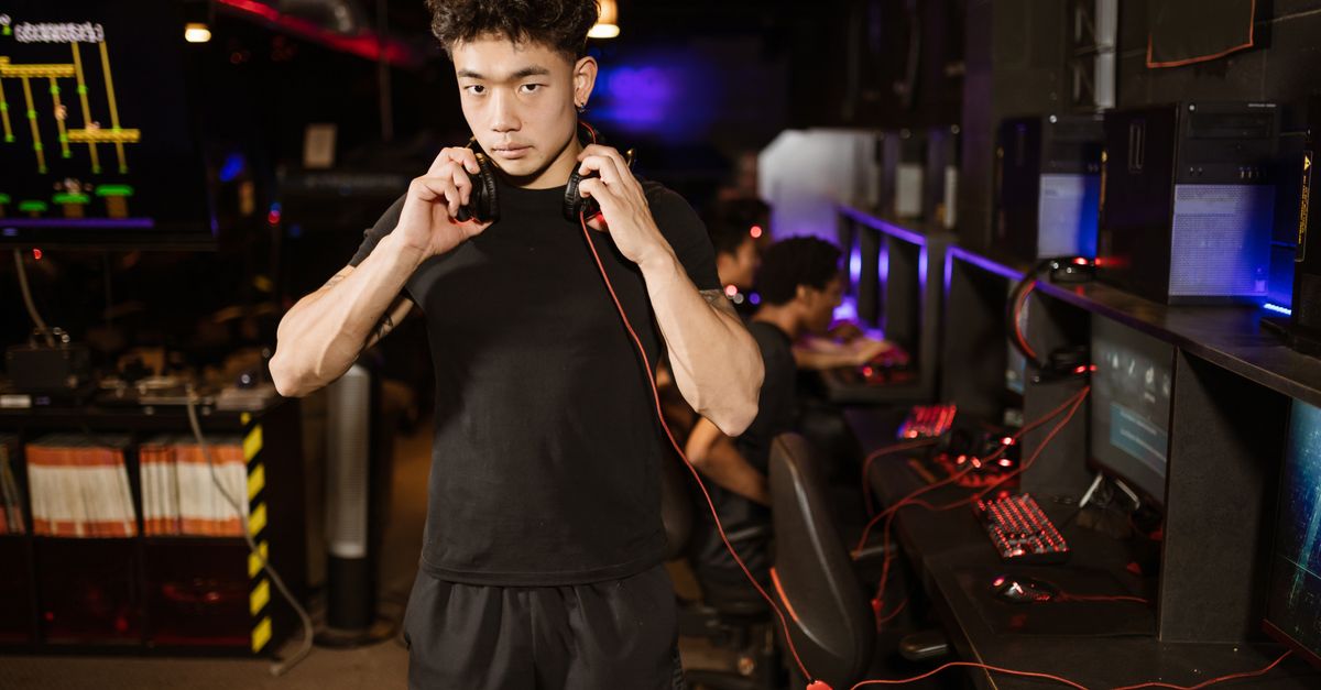 Aurora and magic qualify for StarSeries Fall cover