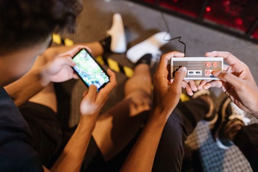 Gamer met smartphone en controller