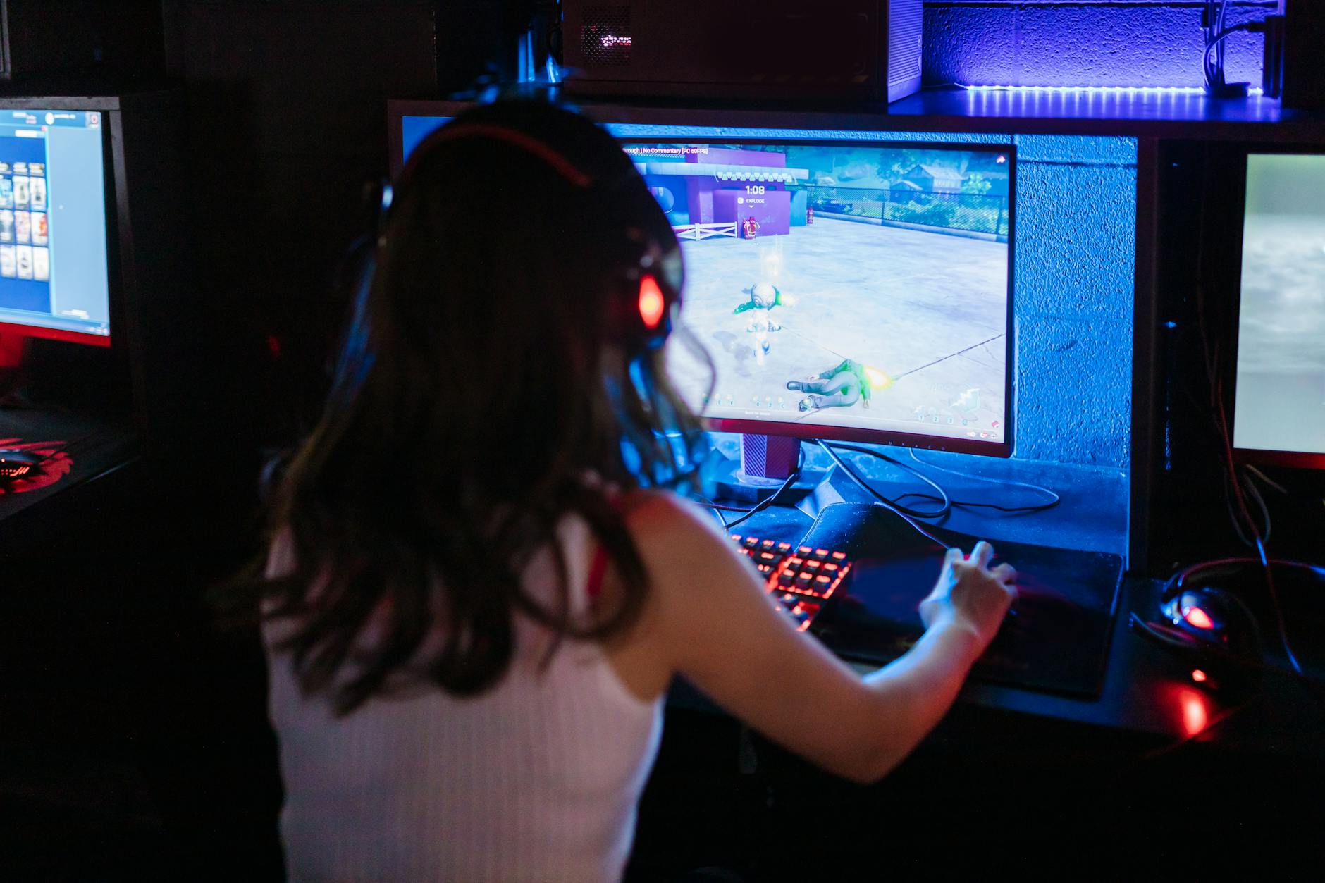 https://www.pexels.com/photo/woman-playing-computer-game-7915432/