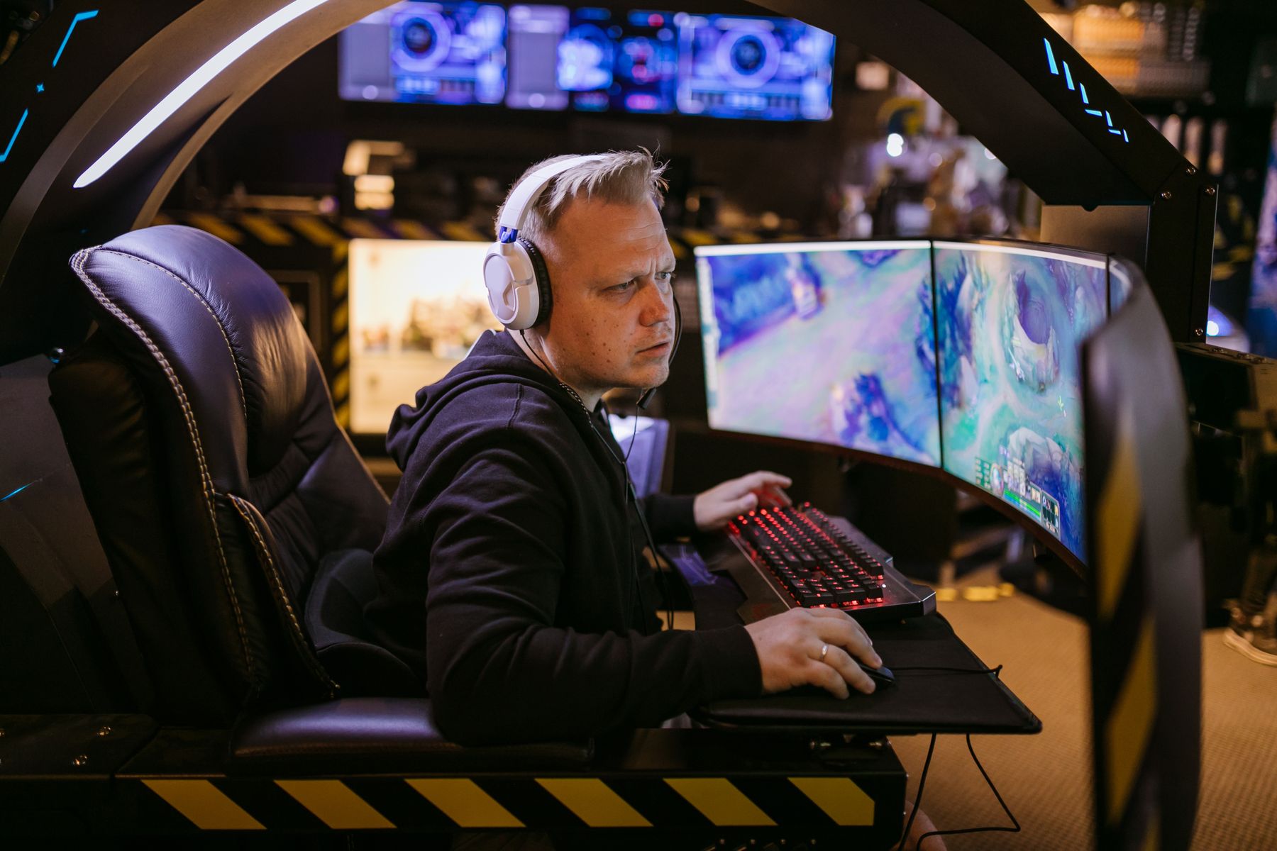 Jogador focado na tela com setup RGB