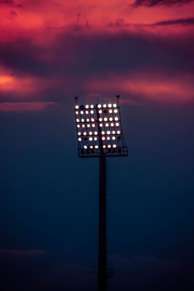 Stadium floodlight at dusk, photo by Vlad Ioan on Pexels