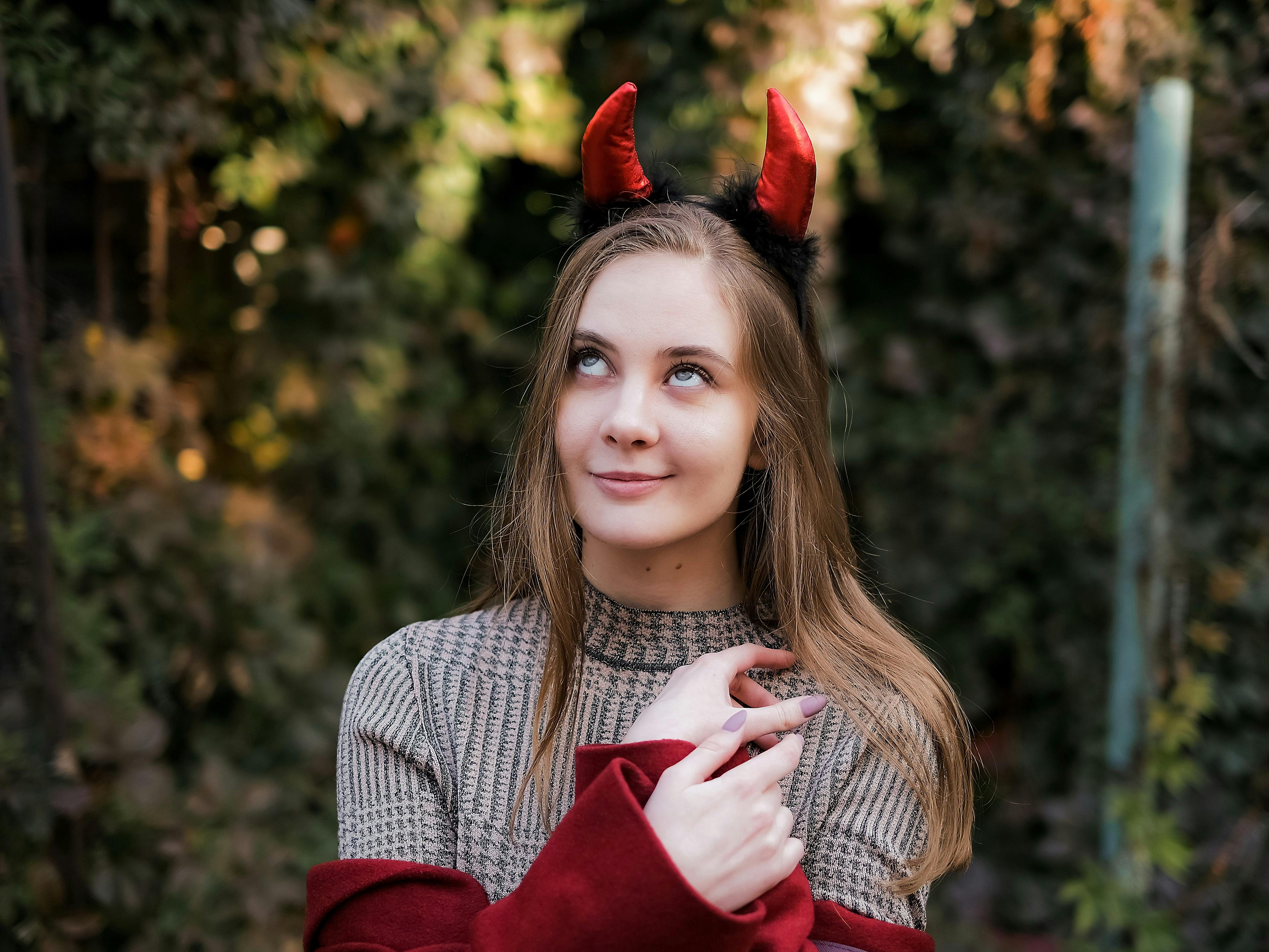 Gratuit Photos gratuites de accrocheur, amusement, arrière-plan vert Photos