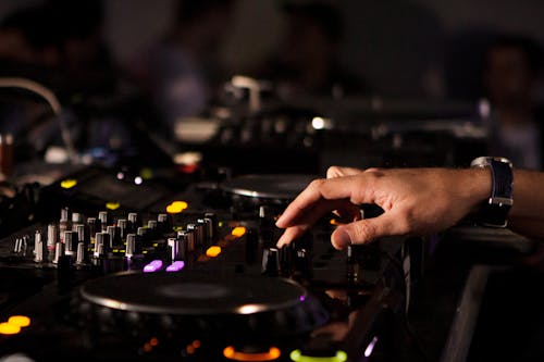 Gratis arkivbilde med DJ-mikser, hånd, innendørs