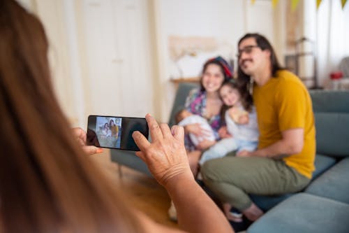 Kostnadsfri bild av familj, händer, mobil fotografering