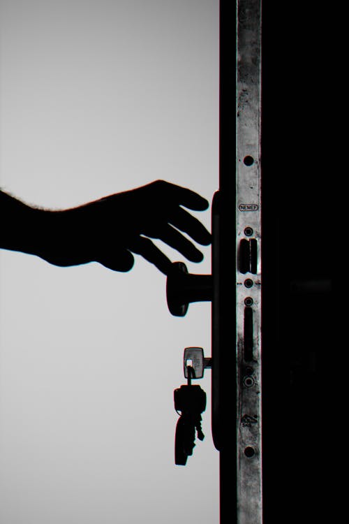 Силуэт фото человека, держащего дверную ручку