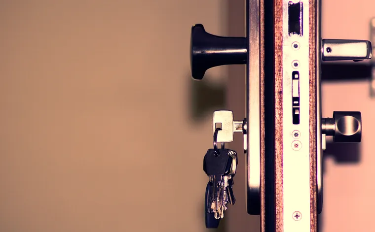 Gros plan sur l'installation d'une serrure de porte blindée par un professionnel Martin Serrures