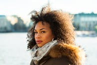 汉堡海滨，一位卷发、戴围巾的时尚女性肖像