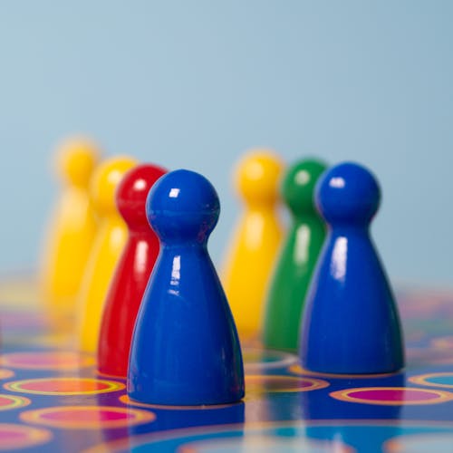 무료 노란색, 빨간색, 녹색 및 파란색 체스 조각의 근접 촬영 사진 스톡 사진