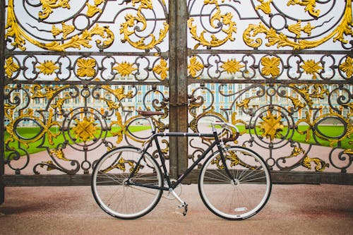 Free Photos gratuites de bicyclette, garé, porte en métal Stock Photo