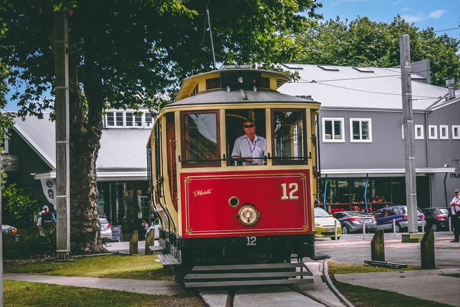 Torowisko tramwajowe w mieście widziane od strony chodnika