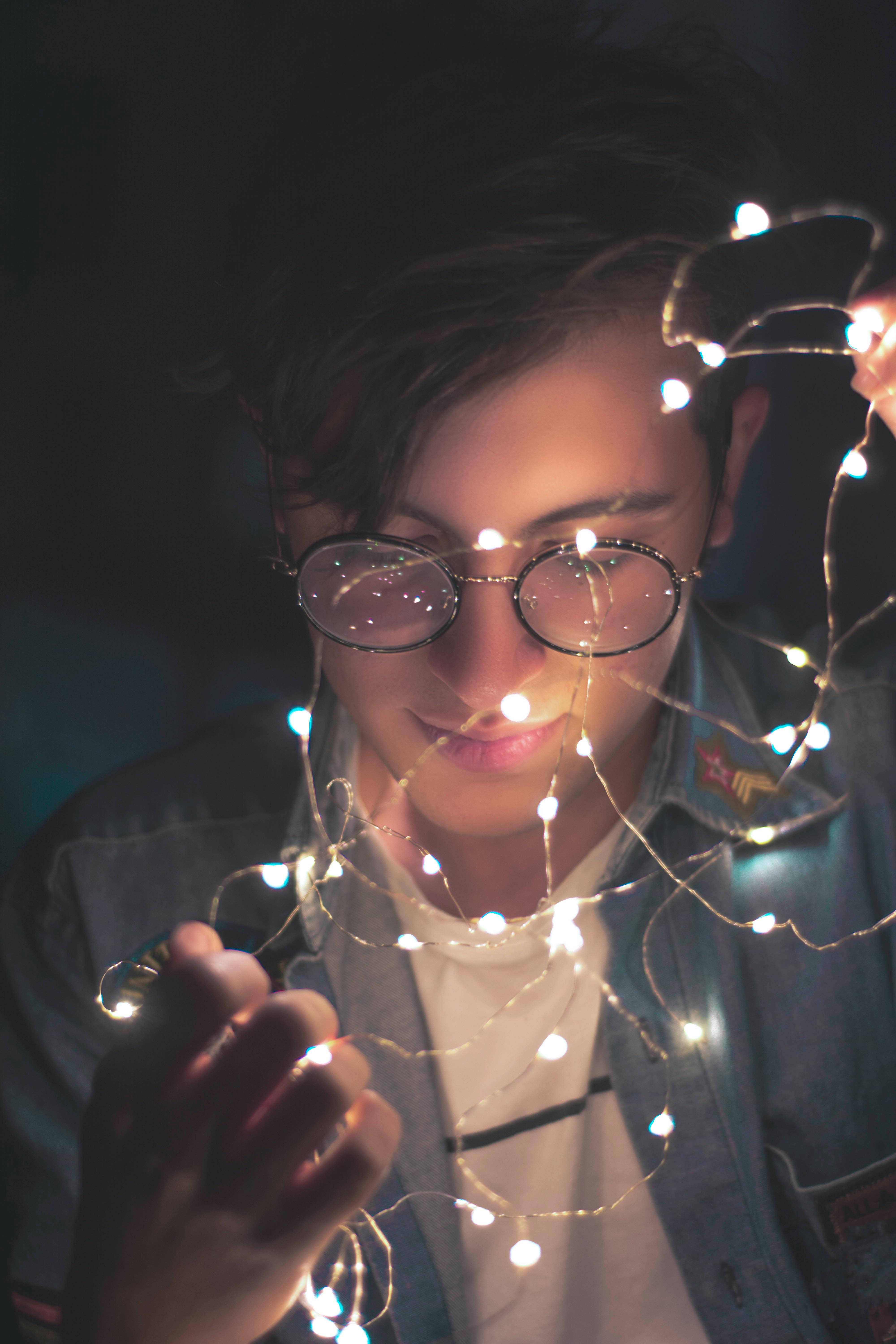 A man wearing eyeglasses. | Photo: Pexels