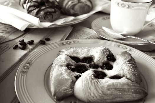 黑白图像中的美味早餐糕点和咖啡，营造出经典的早晨氛围