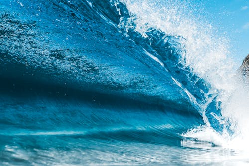 Free Splashing turquoise wave rolling on sea Stock Photo