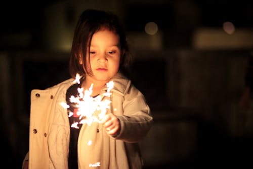 Menina Com Casaco Bege Segurando Fogos De Artifício