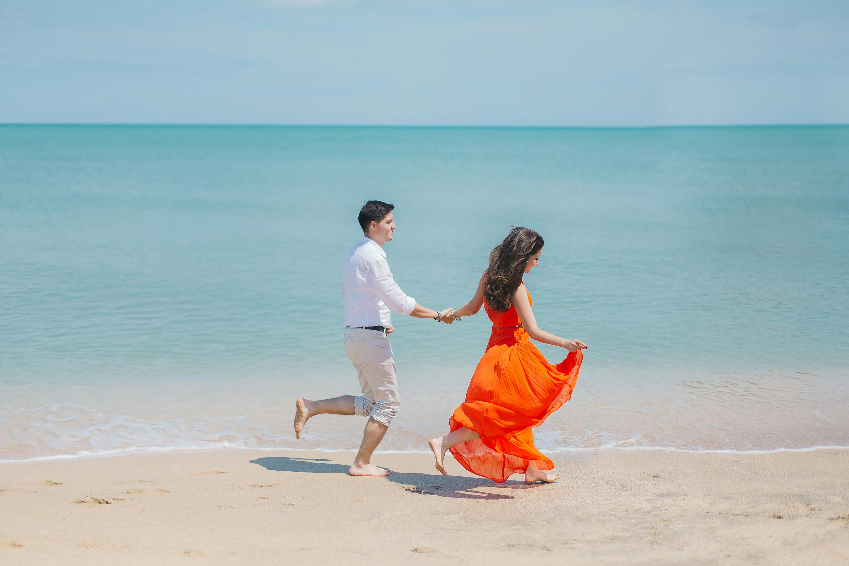 Romantic couple embrace on the evening beach near ocean. Elegant woman in  blue dress hugging her boyfriend with tenderness. 32628450 Stock Photo at  Vecteezy