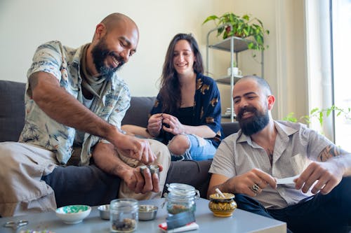 Základová fotografie zdarma na téma gauč, konferenční stolek, marihuana