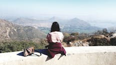 一名妇女坐在墙上，俯瞰着印度科迪亚特的风景