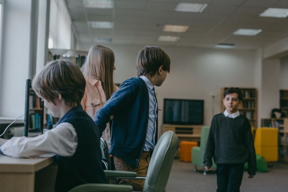 Jóvenes estudiantes en un entorno de aula moderno participando en actividades educativas.