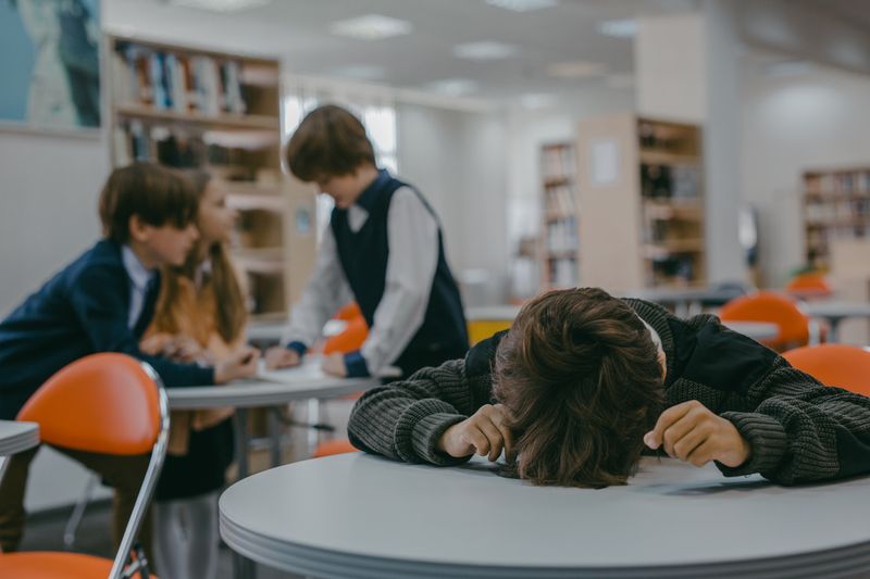 교실에서 걱정하는 표정의 아이
