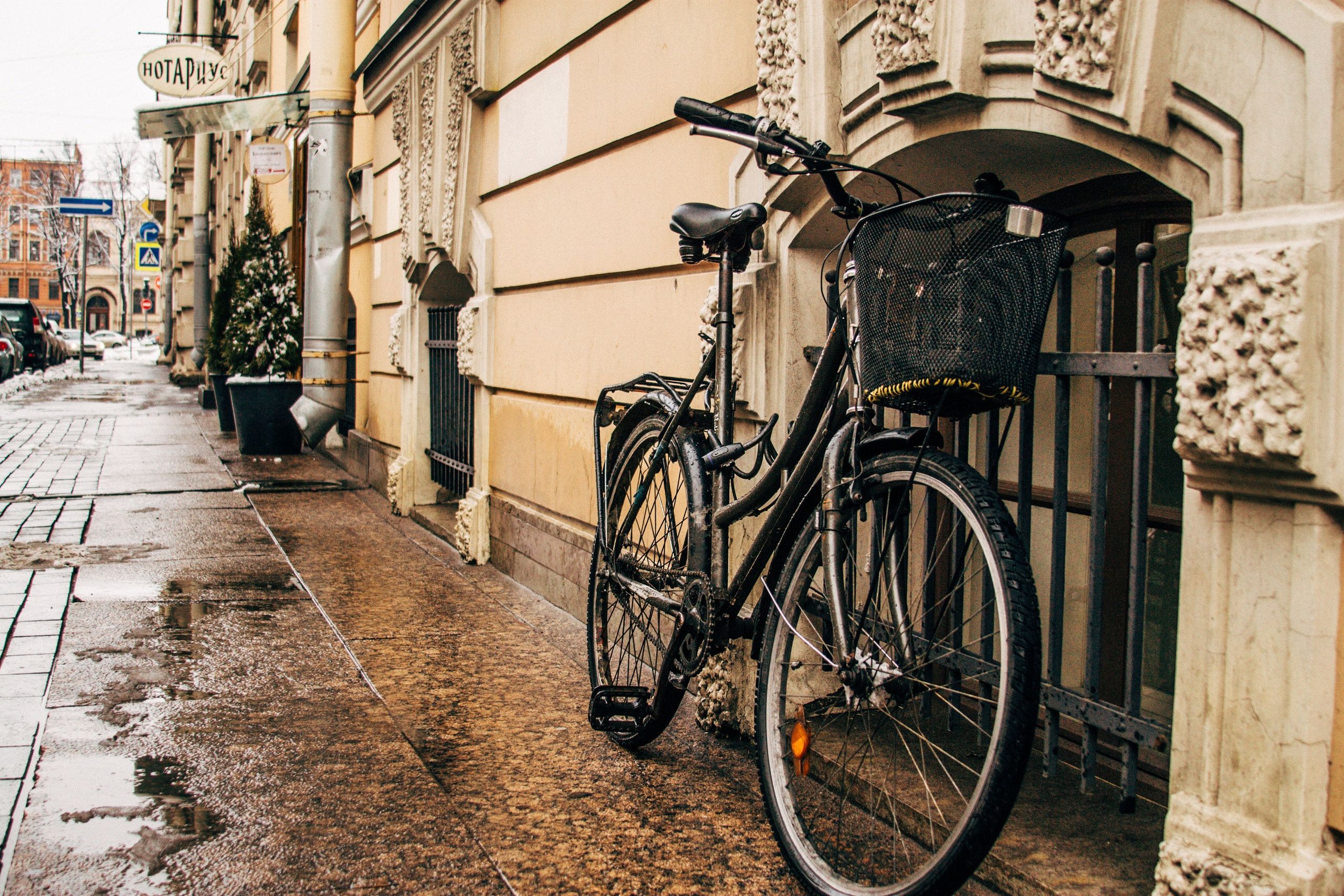 stadsfiets kopen in een drukke stedelijke omgeving