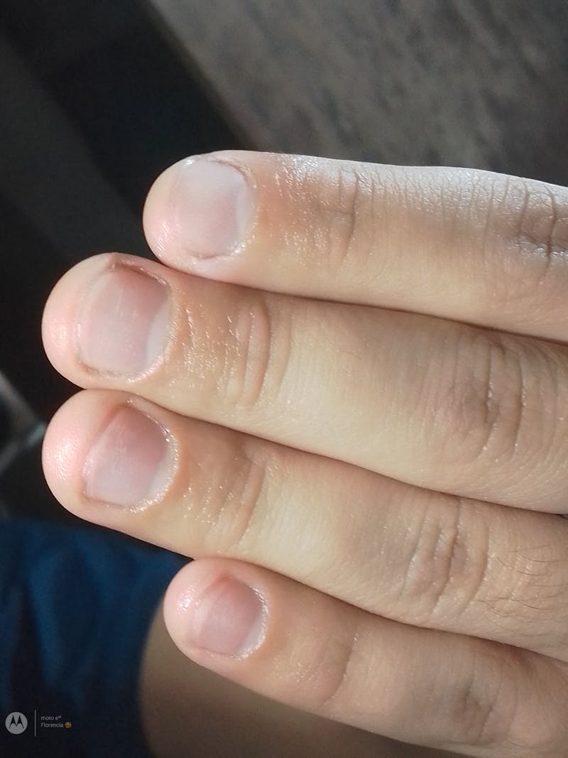 Mâini în mănuși de protecție inspectând un nod tehnic pe un cablu gros