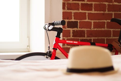 Fotobanka s bezplatnými fotkami na tému bicykel, červený bicykel, kormidlo