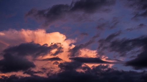 Free A stunning cloudscape with dramatic dark clouds and vibrant twilight colors. Stock Photo